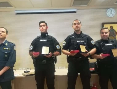Βραβεύτηκαν οι «φύλακες άγγελοι» που έσωσαν 13χρονη από πτώση στη γέφυρα